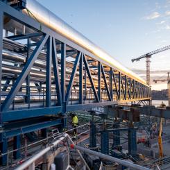 Rörbron över Lidingövägen vid Värtahamnen i Stockholm. Fotograf: Stockholm Exergi