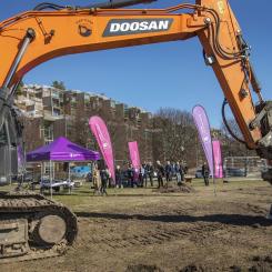 De två nya hybridgräsplaner som anläggs på Gärdet i Stockholm är unika eftersom de blir Stockholms första hybridgräsplaner. Fotbollsplanerna kommer i huvudsak att användas av lag som befinner sig i de lägre divisionerna.