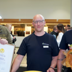 Max Rosenberg, Martin Ljungberg och Fredrik Rosenberg från Recoma vann Nordbyggs Guldmedalj för årets innovativa produktnyhet 2022. Foto: Svensk byggtjänst
