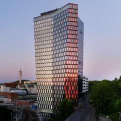 Den populära takskjutporten har en solid konstruktion och lång livslängd, om den servas regelbundet, och kan enkelt kompletteras med en motor som tar liten plats. Foto: Maria Borg, Garageportspecialisten.