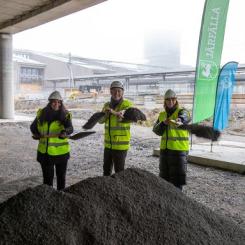 Spaden i marken för Barkarbys bussterminal vid den framväxande knutpunkten för kollektivtrafik. Vid spadarna: Emma Feldman, kommunstyrelsens första vice ordförande, Järfälla kommun, Anton Fendert (MP), trafikregionråd, Region Stockholm (SL) och Eva Ullberg, kommunstyrelsens ordförande, Järfälla kommun. Foto: Järfälla kommun
