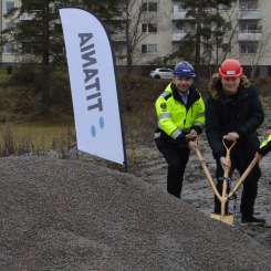 Första spadtaget markerar starten på Titania och 2xA Entreprenad's bostadsprojekt i Rågsved, där 200 nya hyresrätter tar form för att förändra stadslandskapet. Foto: Titanina