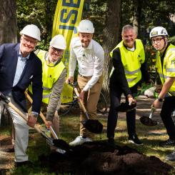 På bild från vänster: Magnus Nilsson (M), ordförande för Signalisten, Lars Jolérus, vd, Signalisten, Samuel Klippfalk (KD) ordförande i Omsorgsnämnden, Lennart Tuleberg projektchef Signalisten och Fredrik Leo, vd, JSB Construction AB. Foto: Signalisten