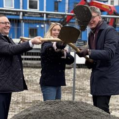 Jens Davidson (KD), äldrenämndens ordförande, Haninge kommun, Therese Ohrling, regionchef öst, Attendo, PG Sabel, VD Stena Fastigheter Stockholm.  Pressbild: Haninge kommun