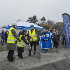 Från vänster, Sofia Ljungdahl (VD OBOS Nya Hem), Ingunn Andersen Randa (Koncerndirektör OBOS) och Erik Andersson (KSO Täby kommun) Foto: OBOS