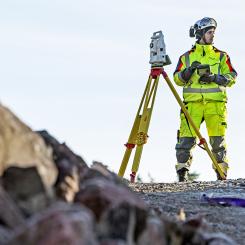 På uppdrag av Exploateringskontoret vid Stockholm Stad, ska Svevia förbereda ny mark där bland annat 600 nya bostäder ska byggas. Foto: Markus Marcetic