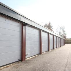 Den populära takskjutporten har en solid konstruktion och lång livslängd, om den servas regelbundet, och kan enkelt kompletteras med en motor som tar liten plats. Foto: Maria Borg, Garageportspecialisten.